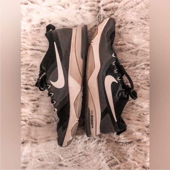 NILE ZOOM WOMENS SNEAKERS BLACK WHITE LACE UP TENNIS SHOES GREAT CONDITION 8.5 M - Picture 4 of 10